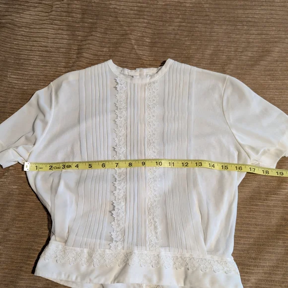 Elegant Vintage White Lace Trimmed Women's Top - Picture 8 of 9